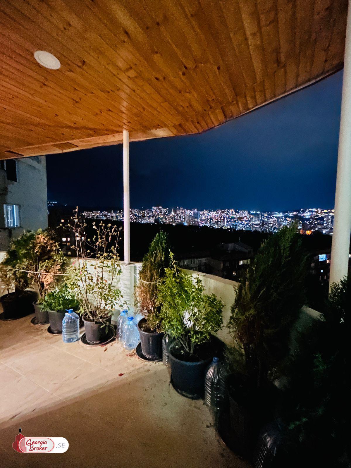 იყიდება ახალი გარემონტებული 5 ოთახიანი ბინა ვაკეში